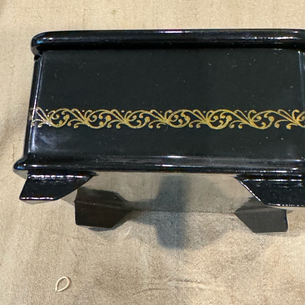 Vintage Signed St. George and the Dragon Russian Lacquered Trinket Box - Picture 7 of 12